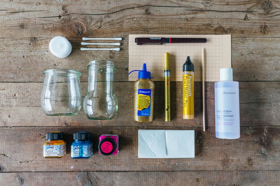 Gläser, Wattestäbchen, Farbe, Gold- und Glitzerstift, Nagellackentferner, Kleenex