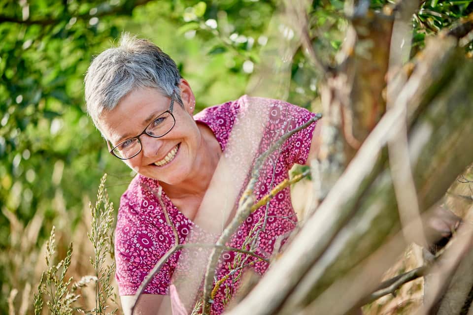 Claudia Ebling hinter Geäst